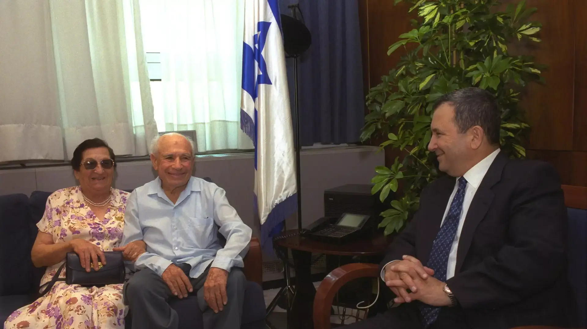 אסתר וישראל ברוג יחד עם אהוד ברק אסתר וישראל ברוג יחד עם אהוד ברק