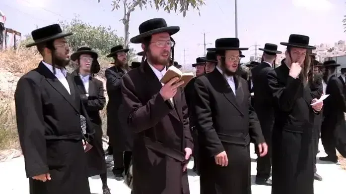 חרדים מפגינים בבית שמש חרדים מפגינים בבית שמש
