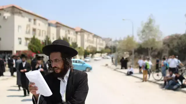 חרדים מפגינים בבית שמש חרדים מפגינים בבית שמש
