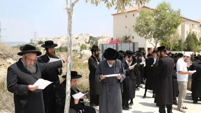 חרדים מפגינים בבית שמש חרדים מפגינים בבית שמש