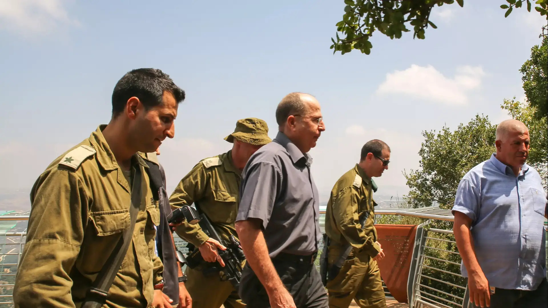 שר הביטחון משה (בוגי) יעלון בתצפית הר אדיר במסגרת סיור בפצ"ן שר הביטחון משה (בוגי) יעלון בתצפית הר אדיר במסגרת סיור בפצ"ן