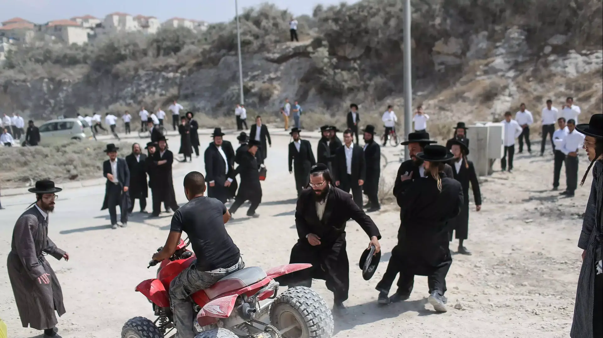 התפרעויות חרדים בבית שמש באתר הבנייה גולובנציץ', אוגוסט 2013 התפרעויות חרדים בבית שמש באתר הבנייה גולובנציץ', אוגוסט 2013