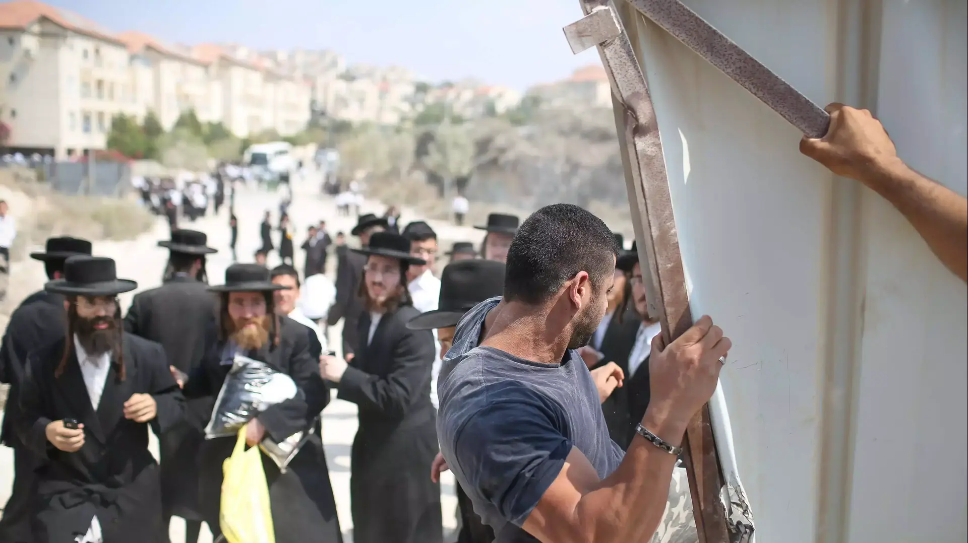 התפרעויות חרדים בבית שמש באתר הבנייה גולובנציץ', אוגוסט 2013 התפרעויות חרדים בבית שמש באתר הבנייה גולובנציץ', אוגוסט 2013