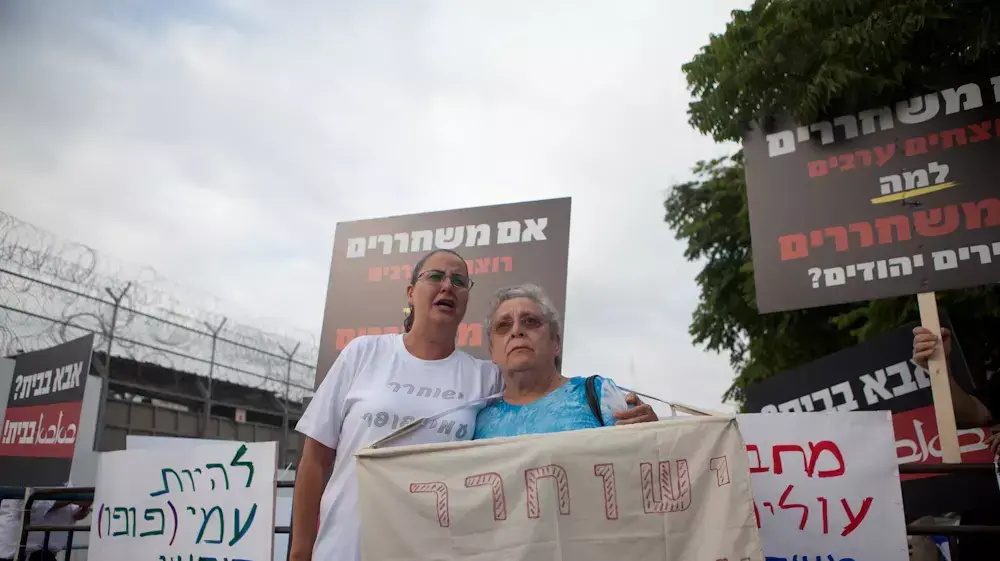 אשתו של עמי פופר בהפגנה מול כלא איילון לקראת שחרור האסירים, אוגוסט 2013 אשתו של עמי פופר בהפגנה מול כלא איילון לקראת שחרור האסירים, אוגוסט 2013
