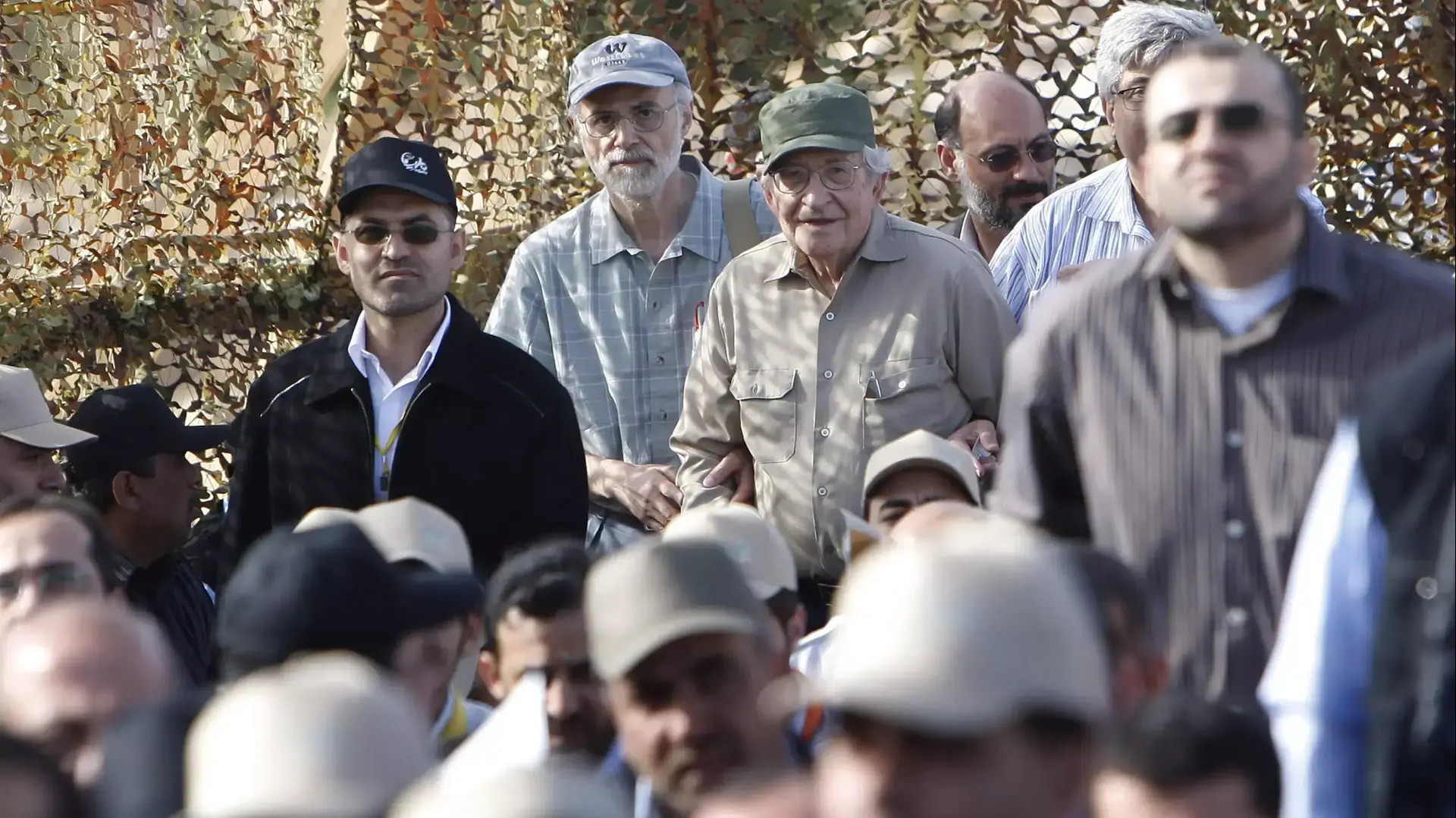 נועם חומסקי מאזין לנאומו של מזכ"ל חיזבאללה חסן נסראללה. לבנון, מאי 2012 נועם חומסקי מאזין לנאומו של מזכ"ל חיזבאללה חסן נסראללה. לבנון, מאי 2012
