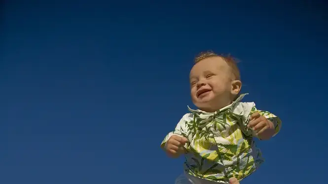 אב זורק את בנו התינוק באוויר אב זורק את בנו התינוק באוויר