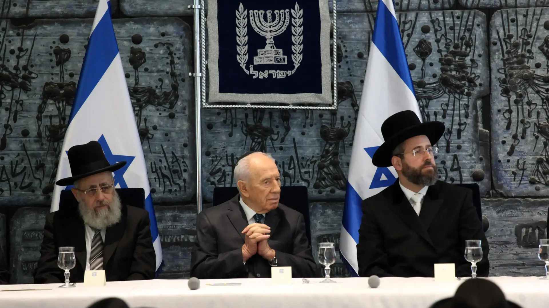הנשיא שמעון פרס עם הרב הראשי הספרדי יצחק יוסף (שמאל) והרב הראשי האשכנזי דוד לאו הנשיא שמעון פרס עם הרב הראשי הספרדי יצחק יוסף (שמאל) והרב הראשי האשכנזי דוד לאו