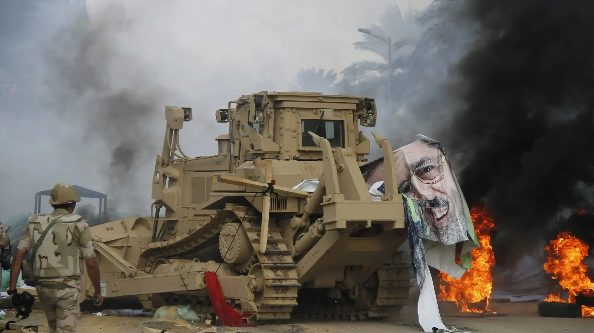 מהומות אלימות בעת פינוי מפגינים מקרב תומכי מורסי בלב קהיר. מצרים, 14 באוגוסט 2013 מהומות אלימות בעת פינוי מפגינים מקרב תומכי מורסי בלב קהיר. מצרים, 14 באוגוסט 2013
