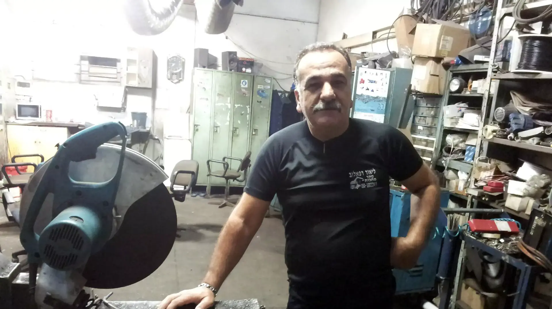 אלי ימין עובד במפעל נגב טקסטיל. אוגוסט 2013 אלי ימין עובד במפעל נגב טקסטיל. אוגוסט 2013