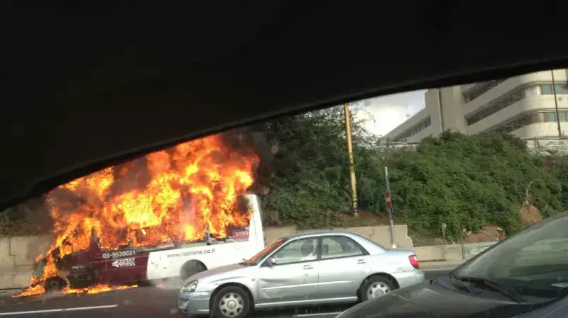 מיניבוס עולה בלהבות בנתיבי איילון מיניבוס עולה בלהבות בנתיבי איילון