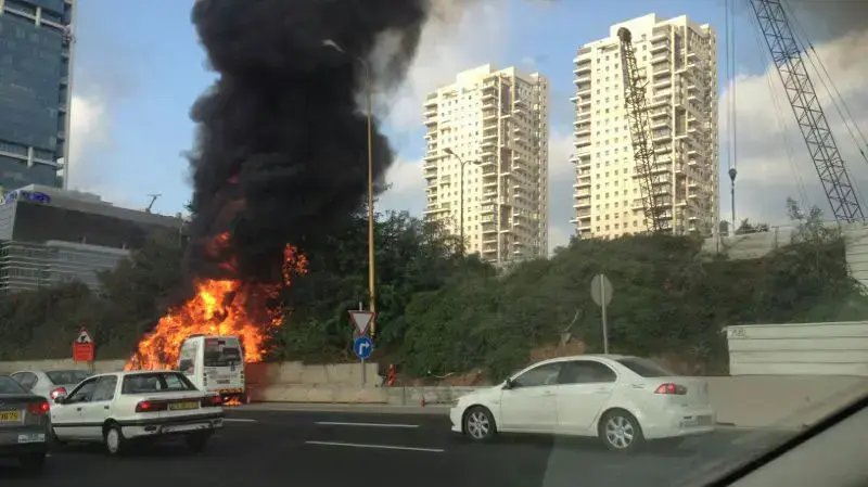 מיניבוס עולה בלהבות בנתיבי איילון מיניבוס עולה בלהבות בנתיבי איילון