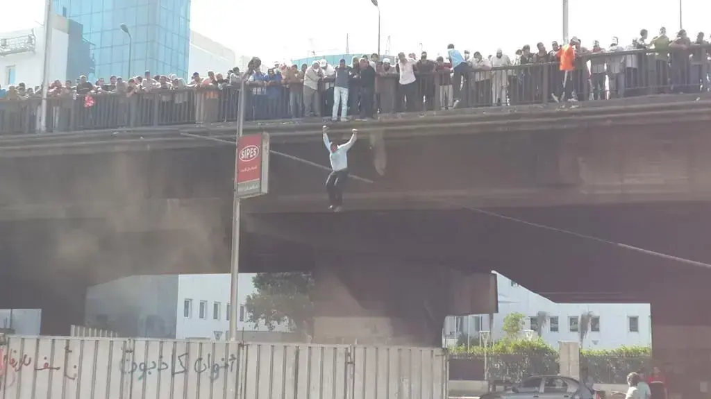 מפגינים תומכי מורסי קופצים מגשר השישה באוקטובר בקהיר מפגינים תומכי מורסי קופצים מגשר השישה באוקטובר בקהיר
