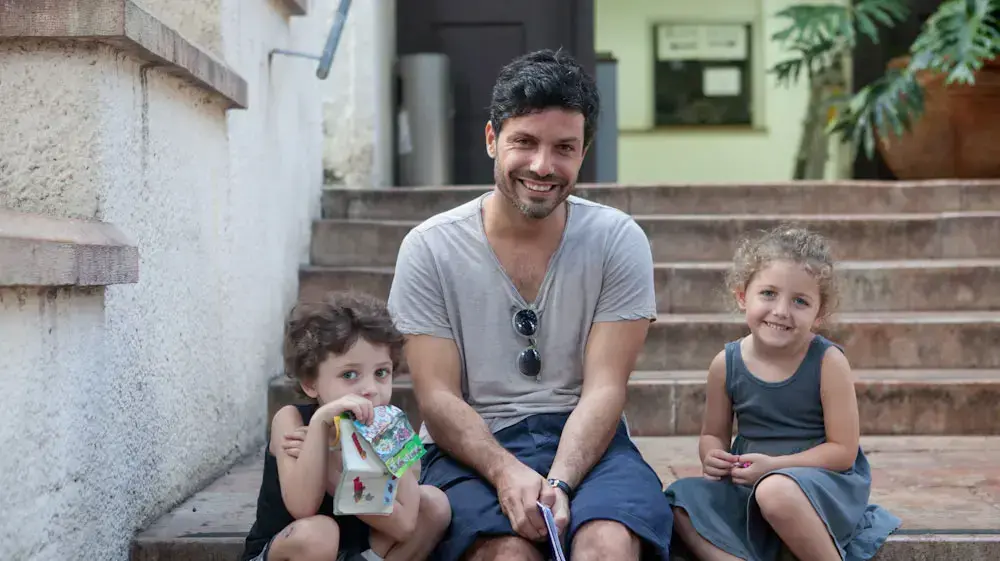 שחר יונתן ואמיליה בכניסה לטיפת חלב ברחוב בלפור שם החלו החיסונים נגד פוליו. שחר יונתן ואמיליה בכניסה לטיפת חלב ברחוב בלפור שם החלו החיסונים נגד פוליו.