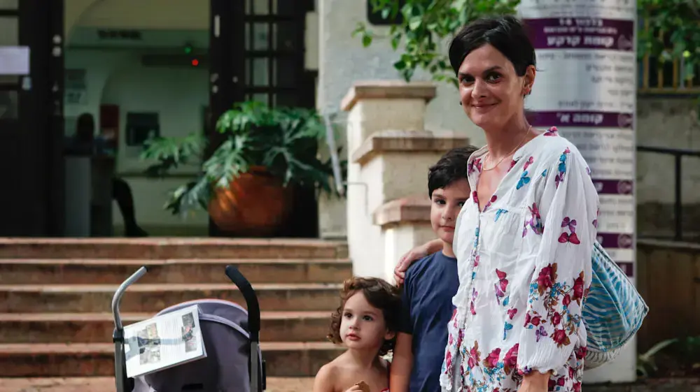 דנה יואל ואלי בכניסה לטיפת חלב ברחוב בלפור שם החלו החיסונים נגד פוליו. דנה יואל ואלי בכניסה לטיפת חלב ברחוב בלפור שם החלו החיסונים נגד פוליו.