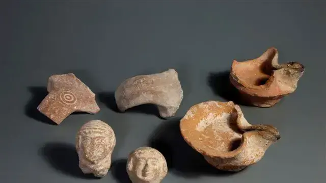 ממצאים משכבת המילוי של סוף תקופת בית ראשון: נרות, ידיות למלך וצלמיות נשים ממצאים משכבת המילוי של סוף תקופת בית ראשון: נרות, ידיות למלך וצלמיות נשים