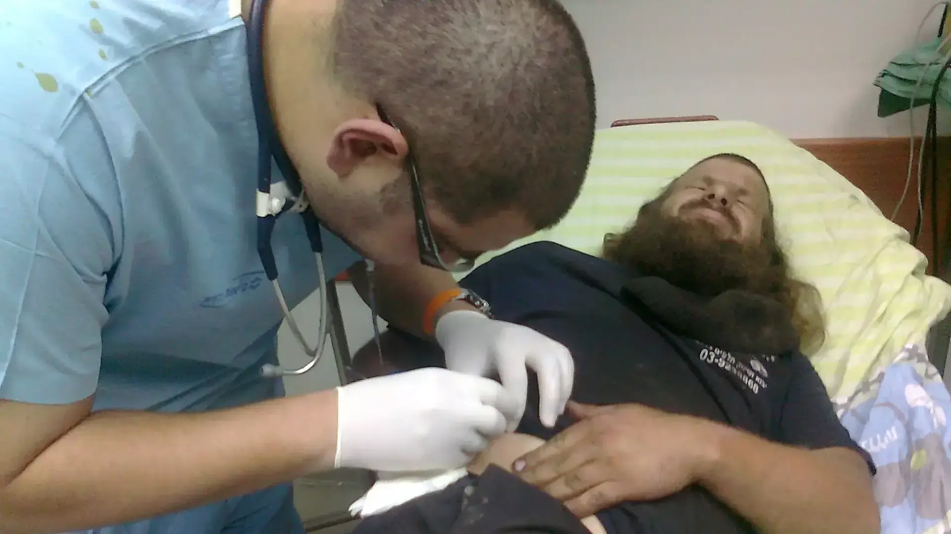 המתנחל בועז אלברט מקבל טיפול לאחר שחושמל באקדח טייזר, 15 באוגוסט 2013 המתנחל בועז אלברט מקבל טיפול לאחר שחושמל באקדח טייזר, 15 באוגוסט 2013