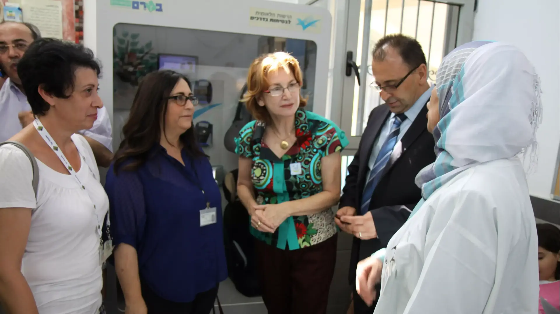 שרת הבריאות, יעל גרמן בטיפות החלב בקלנסווה שם מחסנים נגד פוליו. אוגוסט 2013 שרת הבריאות, יעל גרמן בטיפות החלב בקלנסווה שם מחסנים נגד פוליו. אוגוסט 2013
