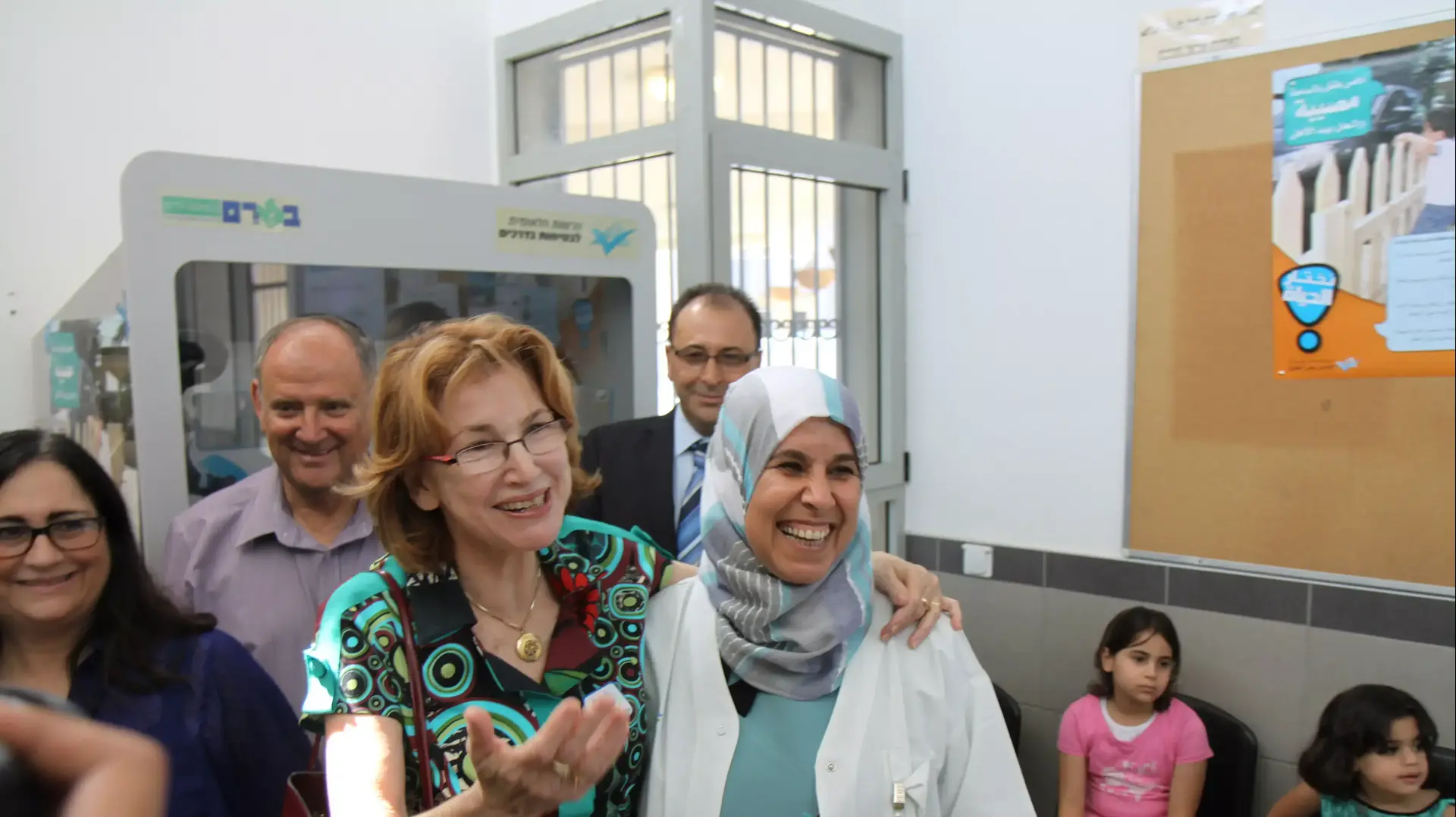 שרת הבריאות, יעל גרמן בטיפות החלב בקלנסווה שם מחסנים נגד פוליו. אוגוסט 2013 שרת הבריאות, יעל גרמן בטיפות החלב בקלנסווה שם מחסנים נגד פוליו. אוגוסט 2013