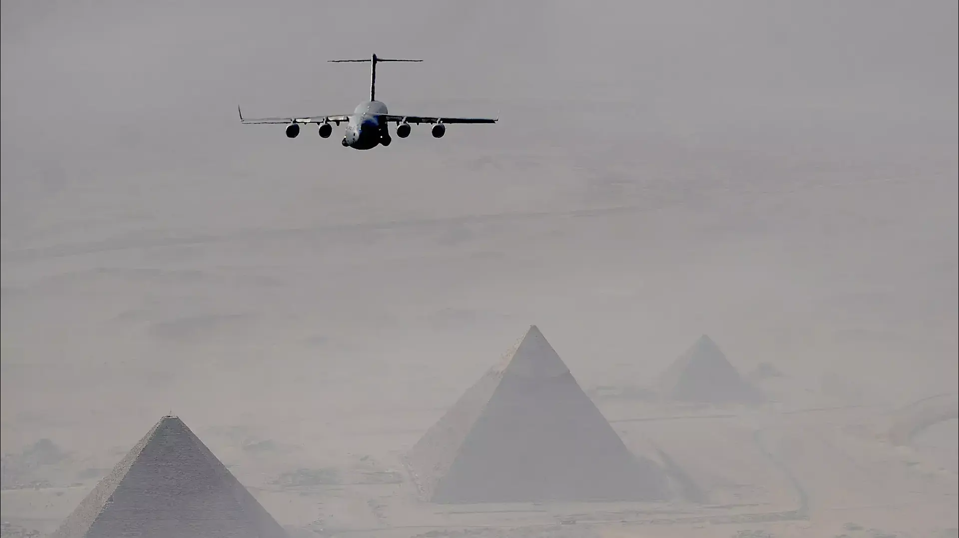 מטוס תובלה C-17 מעל הפירמידות של גיזה, תרגיל "כוכב זוהר". מצרים, 2009 מטוס תובלה C-17 מעל הפירמידות של גיזה, תרגיל "כוכב זוהר". מצרים, 2009
