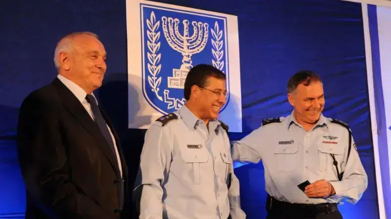 השר לביטחון פנים יצחק אהרונוביץ בטקס הענקת דרגות, אוגוסט 2013 השר לביטחון פנים יצחק אהרונוביץ בטקס הענקת דרגות, אוגוסט 2013