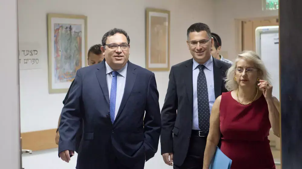שר החינוך שי פירון, שר הפנים גדעון סער ומנכ"לית משרד החינוך דלית שטאובר במסיבת עיתונאים על נתוני הזכאים לבגרות, אוגוסט 2013 שר החינוך שי פירון, שר הפנים גדעון סער ומנכ"לית משרד החינוך דלית שטאובר במסיבת עיתונאים על נתוני הזכאים לבגרות, אוגוסט 2013
