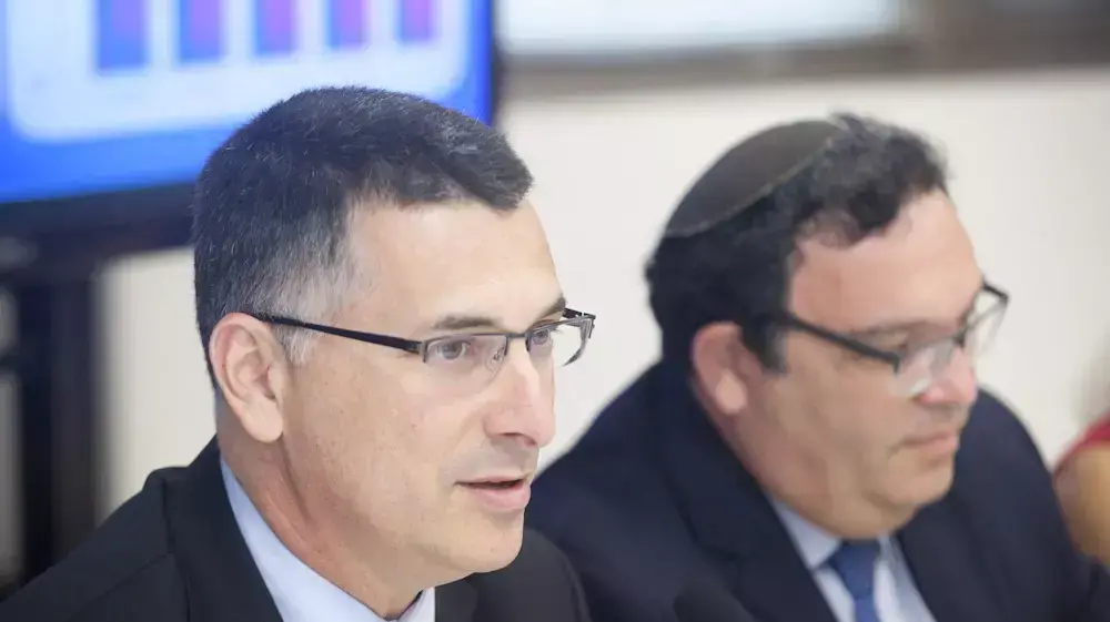 שר החינוך שי פירון ושר הפנים גדעון סער במסיבת עיתונאים על נתוני הזכאים לבגרות, אוגוסט 2013