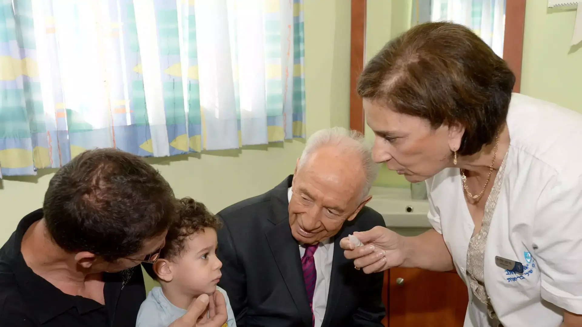 נשיא המדינה שמעון פרס בטיפת חלב בירושלים במבצע חיסון הפוליו, אוגוסט 2013 נשיא המדינה שמעון פרס בטיפת חלב בירושלים במבצע חיסון הפוליו, אוגוסט 2013