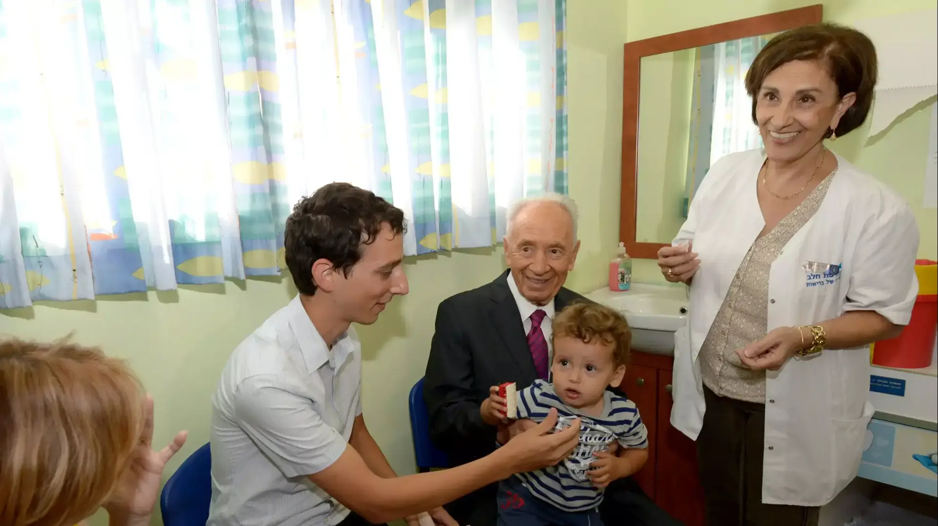 נשיא המדינה שמעון פרס בטיפת חלב בירושלים במבצע חיסון הפוליו, אוגוסט 2013 נשיא המדינה שמעון פרס בטיפת חלב בירושלים במבצע חיסון הפוליו, אוגוסט 2013