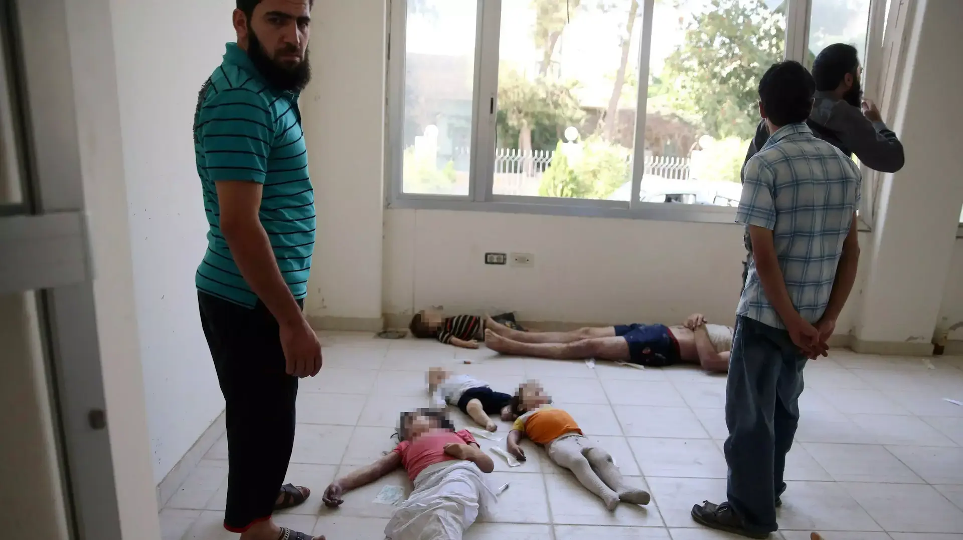 גופות של ילדים שמתו לכאורה משימוש בנשק כימי על ידי צבא סוריה ליד דמשק, 21 באוגוסט 2013 גופות של ילדים שמתו לכאורה משימוש בנשק כימי על ידי צבא סוריה ליד דמשק, 21 באוגוסט 2013