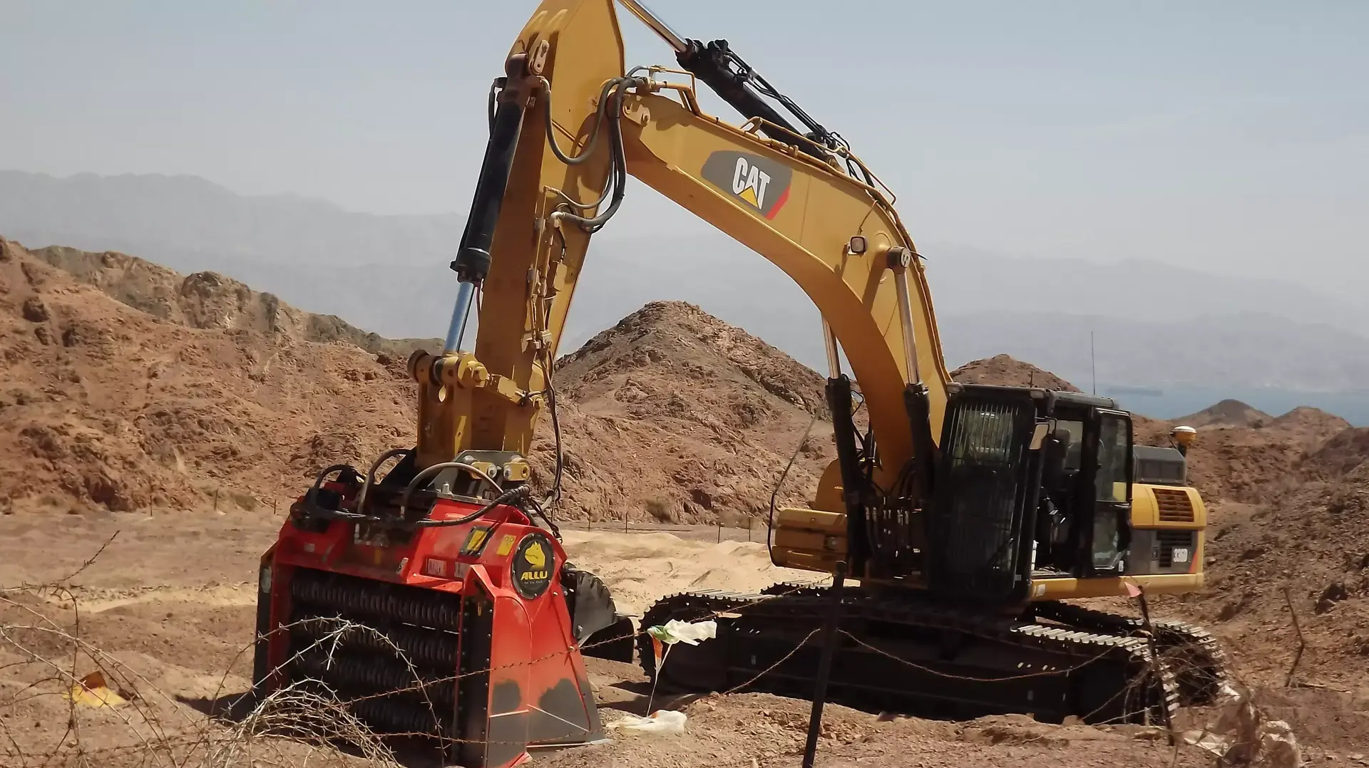 כלי שחוצב בהרי אילת במסגרת הקמת הגדר, אוגוסט 2013 כלי שחוצב בהרי אילת במסגרת הקמת הגדר, אוגוסט 2013