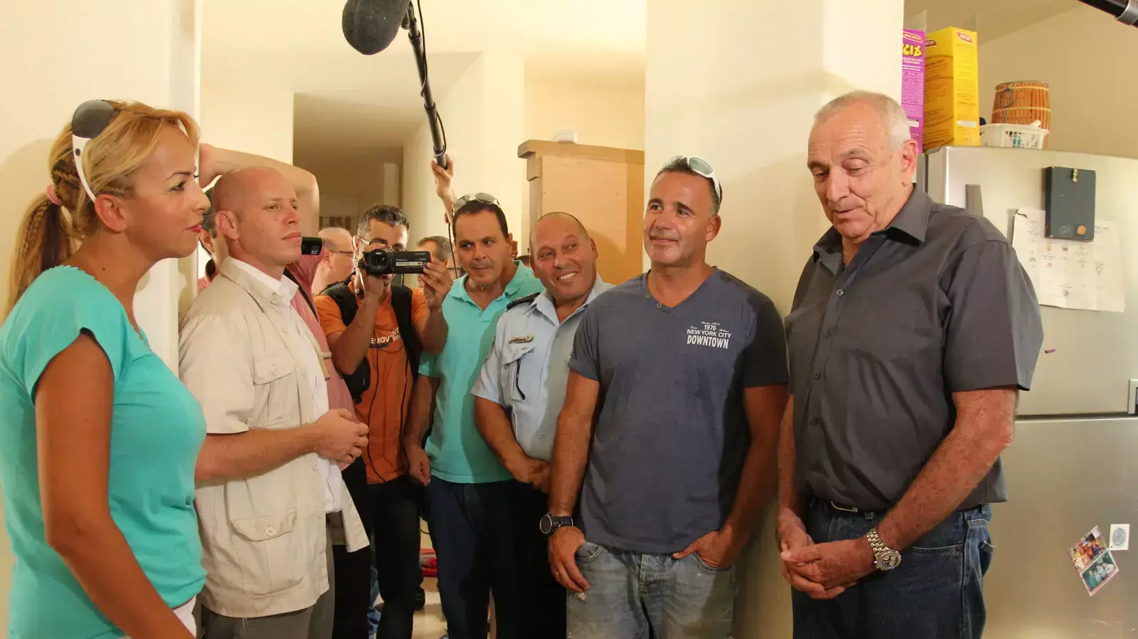 השר לביטחון הפנים יצחק אהרונוביץ' מבקר באזור נפילת הרקטה בגשר זיו, אוגוסט 2013 השר לביטחון הפנים יצחק אהרונוביץ' מבקר באזור נפילת הרקטה בגשר זיו, אוגוסט 2013