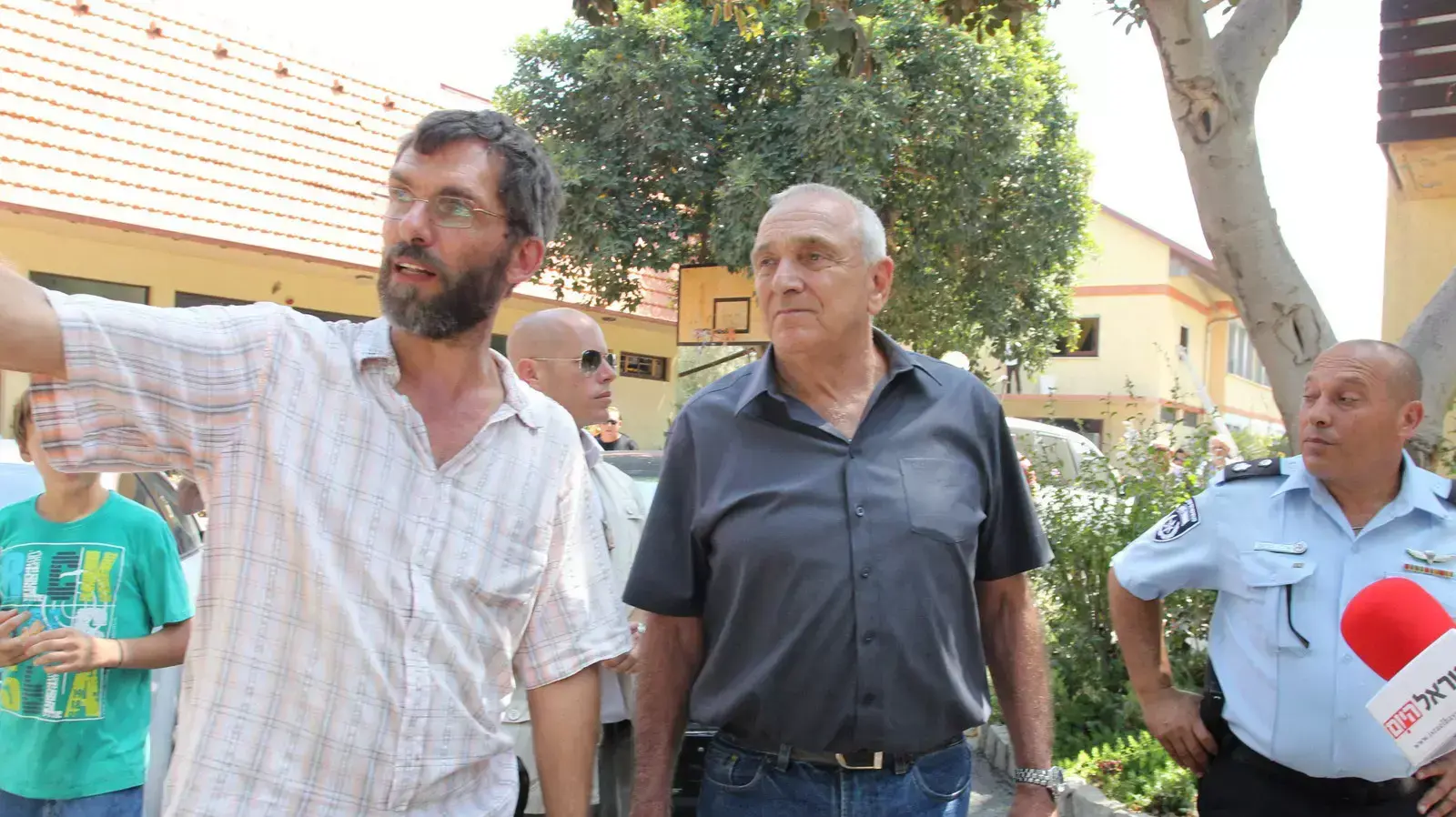 השר לביטחון הפנים יצחק אהרונוביץ' בביקר בשבי ציון, אוגוסט 2013