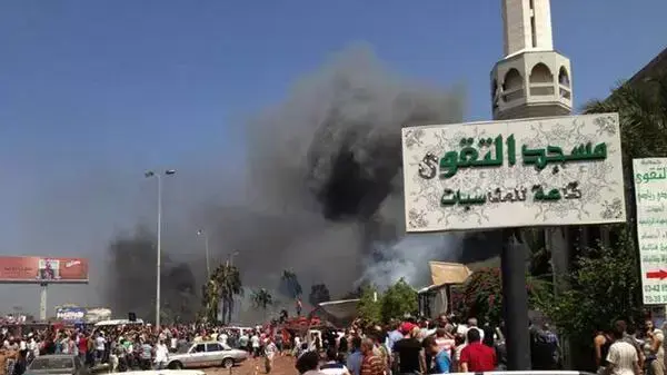 עשן מיתמר בעיר טריפולי שבצפון לבנון עשן מיתמר בעיר טריפולי שבצפון לבנון