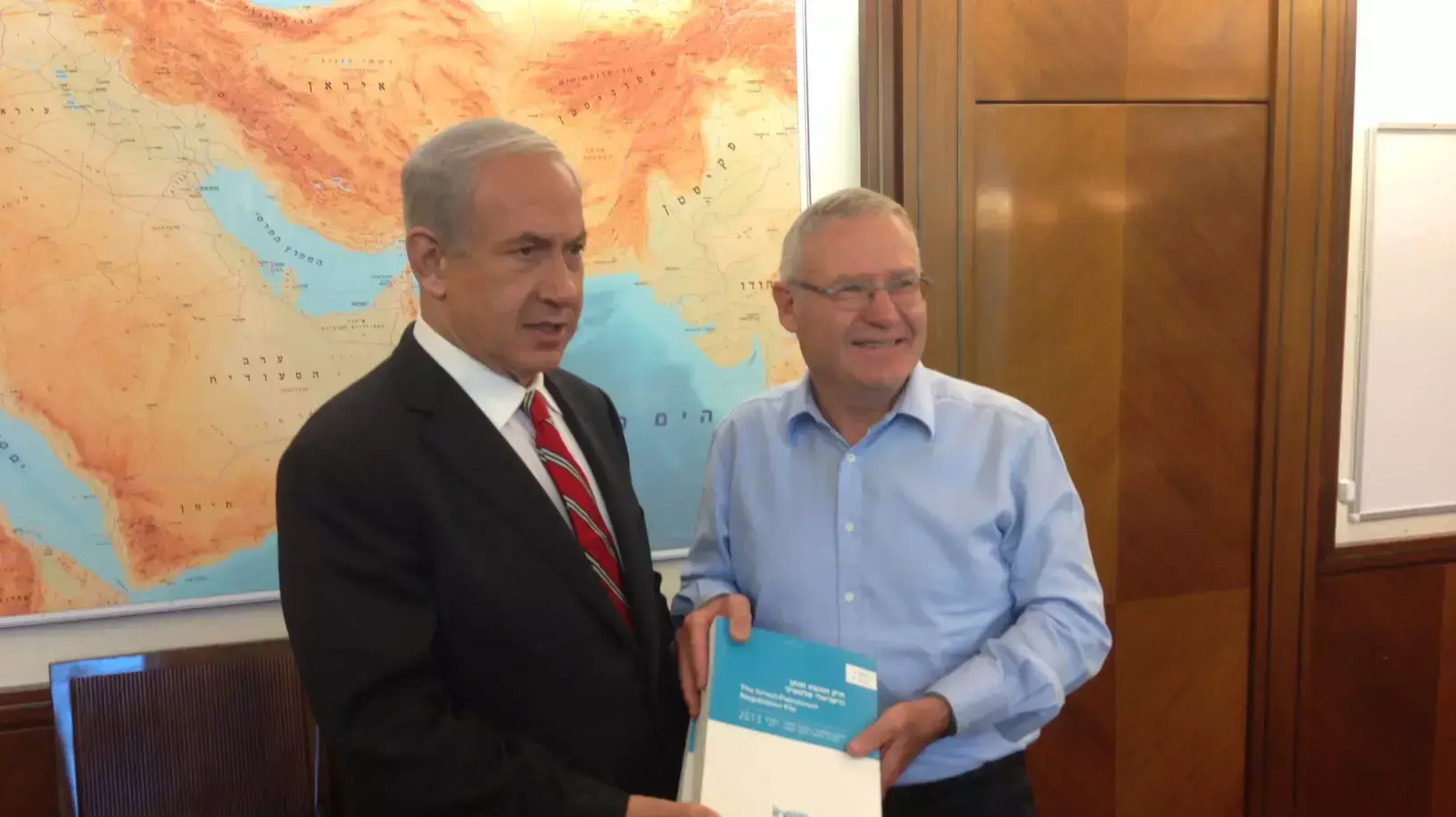 ראש המכון למחקרי ביטחון לאומי עמוס ידלין מגיש את תיק המשא ומתן לראש הממשלה בנימין נתניהו