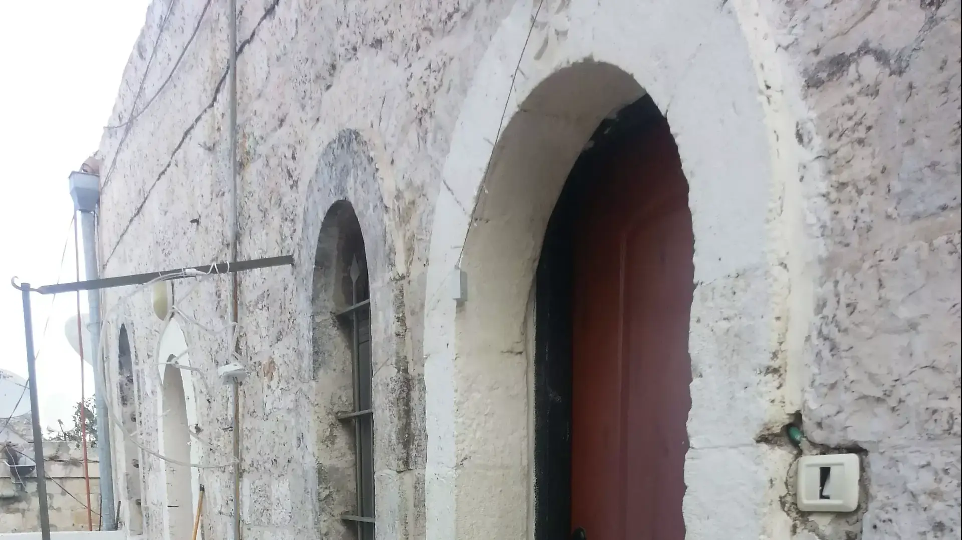 פתח הבית שלידו נמצאה תינוקת נטושה בירושלים פתח הבית שלידו נמצאה תינוקת נטושה בירושלים