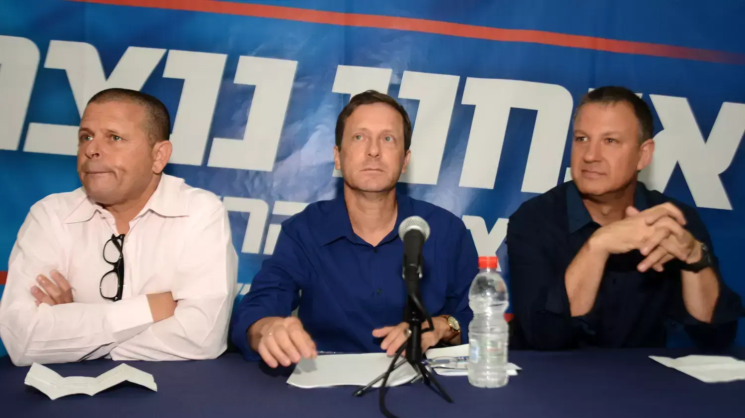 ח"כ יצחק בוז'י הרצוג הודיע על התמודדותו בפריימריז של מפלגת העבודה מול יחימוביץ', אוגוסט 2013 ח"כ יצחק בוז'י הרצוג הודיע על התמודדותו בפריימריז של מפלגת העבודה מול יחימוביץ', אוגוסט 2013