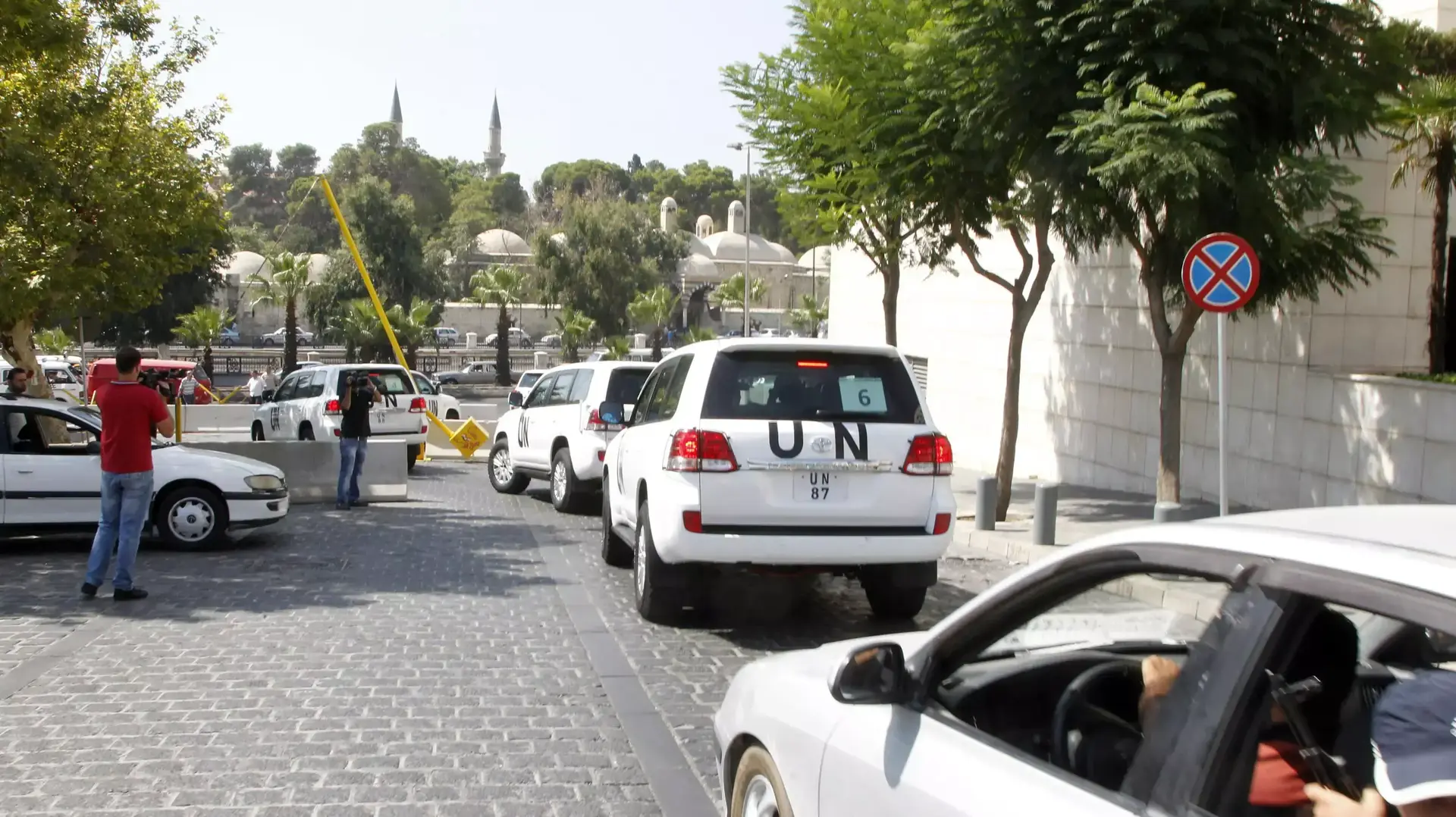 פקחי האו"ם בדרכם לבחון את אתרי ההפצצה שבהם נעשה לכאורה שימוש בנשק כימי, ליד דמשק. סוריה, 26 באוגוסט 2013 פקחי האו"ם בדרכם לבחון את אתרי ההפצצה שבהם נעשה לכאורה שימוש בנשק כימי, ליד דמשק. סוריה, 26 באוגוסט 2013