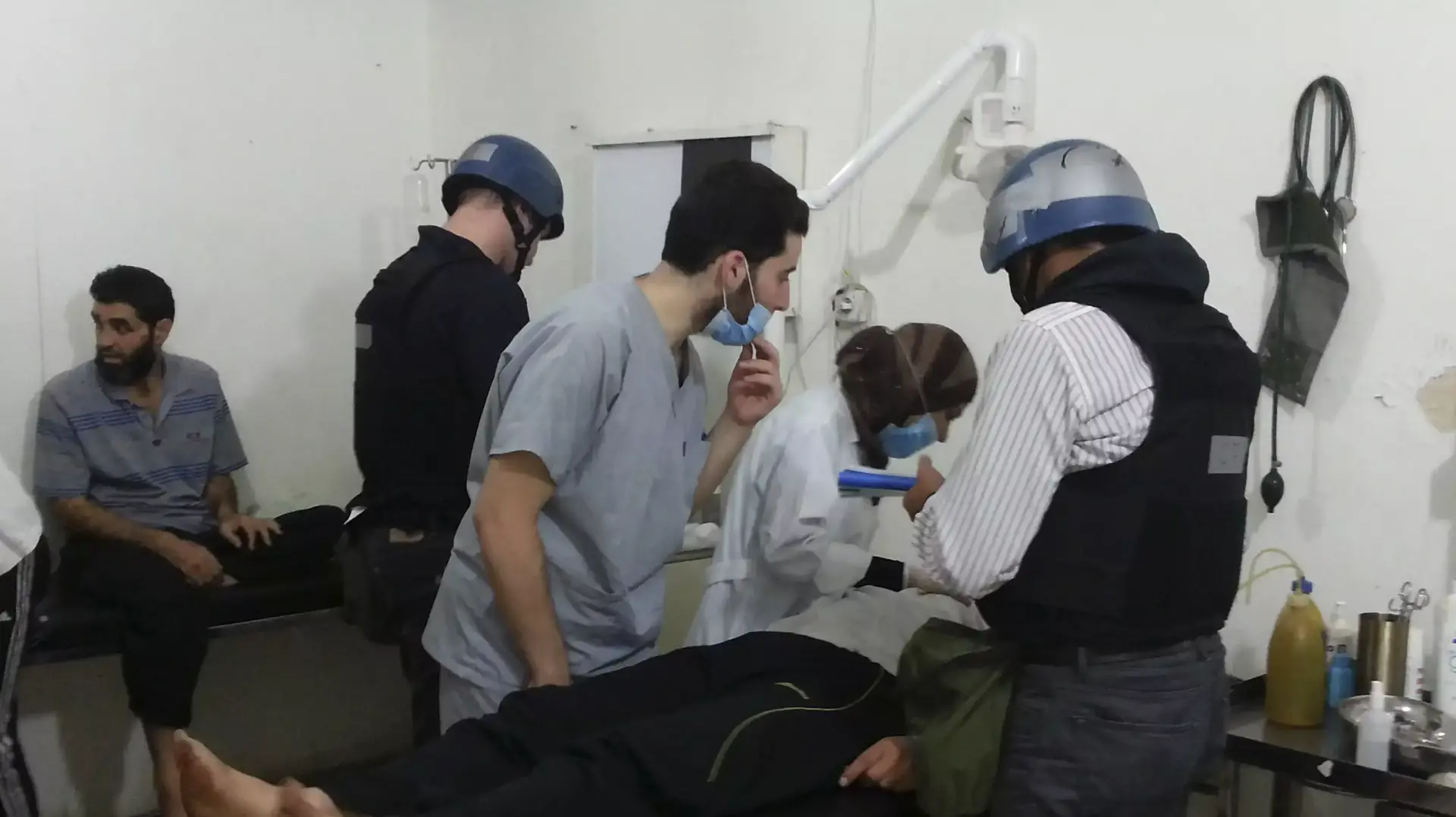 פקחי האו"ם לחקירת הנשק הכימי מראיינים פצועים בכפר מועדמיה מדרום-מערב לבירת סוריה דמשק. 26 באוגוסט 2013 פקחי האו"ם לחקירת הנשק הכימי מראיינים פצועים בכפר מועדמיה מדרום-מערב לבירת סוריה דמשק. 26 באוגוסט 2013