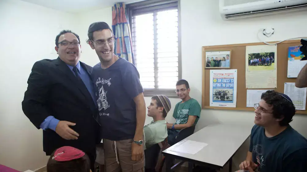 שי פירון שר החינוך פותח את שנת הלימודים בישיבה שבה היה רב