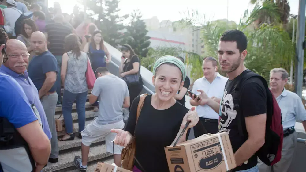 תחנת חלוקת ערכות מגן בת"א רגע לפני התקיפה האמריקאית בסוריה, אוגוסט 2013