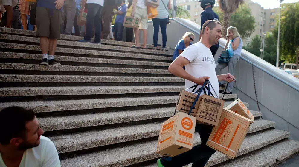 תחנת חלוקת ערכות מגן בת"א רגע לפני התקיפה האמריקאית בסוריה, אוגוסט 2013 תחנת חלוקת ערכות מגן בת"א רגע לפני התקיפה האמריקאית בסוריה, אוגוסט 2013