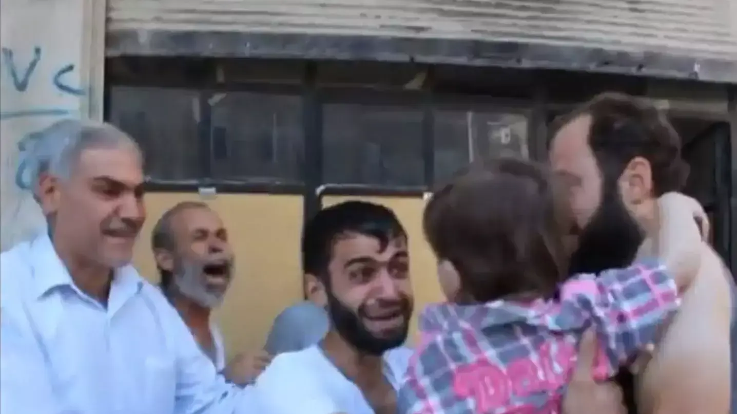 אב סורי פוגש את בנו אחרי מתקפת נשק כימי בכפר זמלכא. דמשק, אוגוסט 2013 אב סורי פוגש את בנו אחרי מתקפת נשק כימי בכפר זמלכא. דמשק, אוגוסט 2013