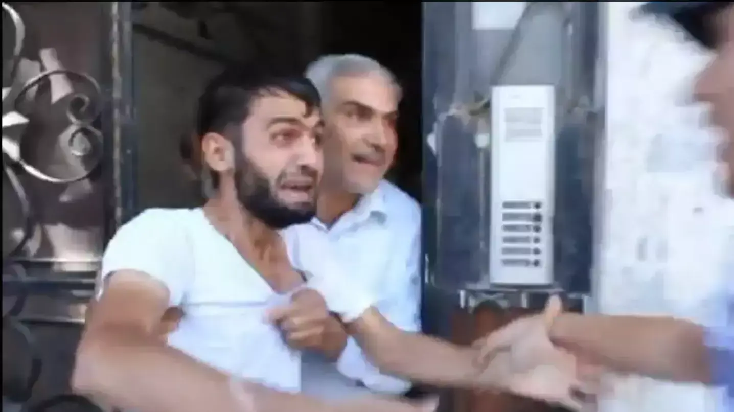 אב סורי פוגש את בנו אחרי מתקפת נשק כימי בכפר זמלכא. דמשק, אוגוסט 2013 אב סורי פוגש את בנו אחרי מתקפת נשק כימי בכפר זמלכא. דמשק, אוגוסט 2013