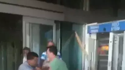 תיעוד: עובדים מונעים בכוח כניסת רופא לבית החולים