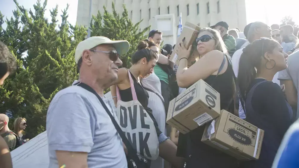 תורים בחלוקת מסיכות אב"כ בתל אביב תורים בחלוקת מסיכות אב"כ בתל אביב