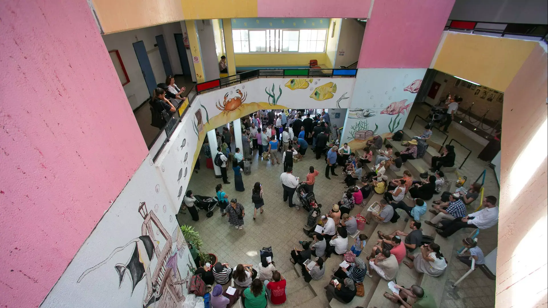 הכנות לפתיחת התחנה לחלוקת ערכות מגן בירושלים הכנות לפתיחת התחנה לחלוקת ערכות מגן בירושלים