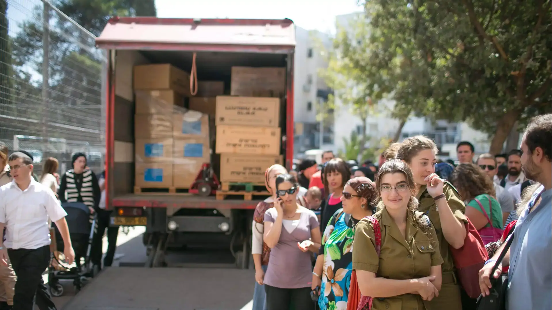 הכנות לפתיחת התחנה לחלוקת ערכות מגן בירושלים הכנות לפתיחת התחנה לחלוקת ערכות מגן בירושלים