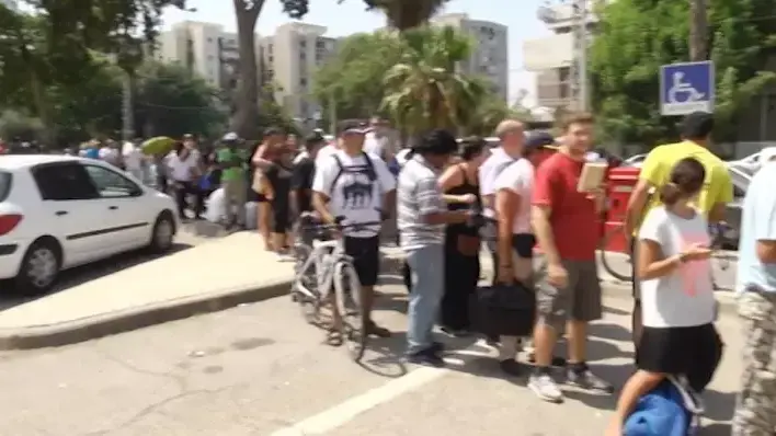 תורי ענק בתחנות חלוקת ערכות המגן ברחבי הארץ
