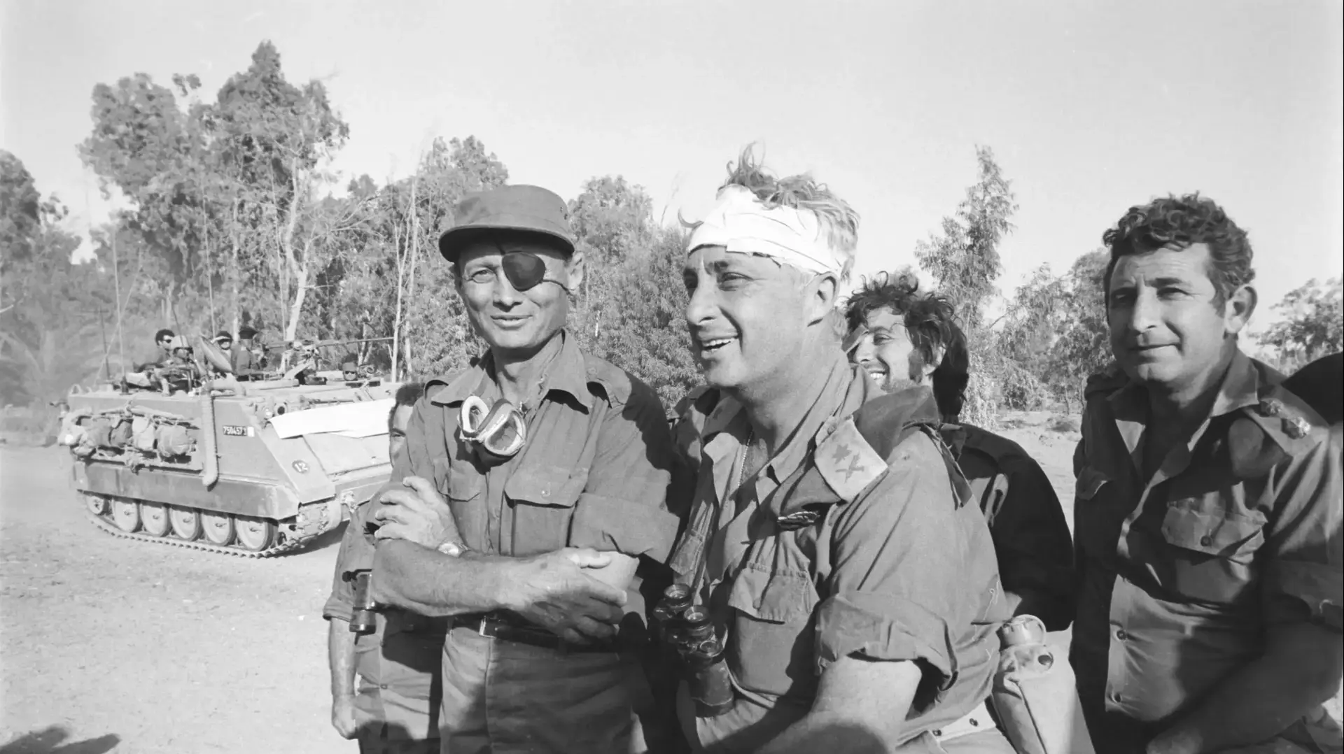 אריאל שרון בצד המערבי של התעלה עם משה דיין ומאחוריהם אריה בר און אריאל שרון בצד המערבי של התעלה עם משה דיין ומאחוריהם אריה בר און