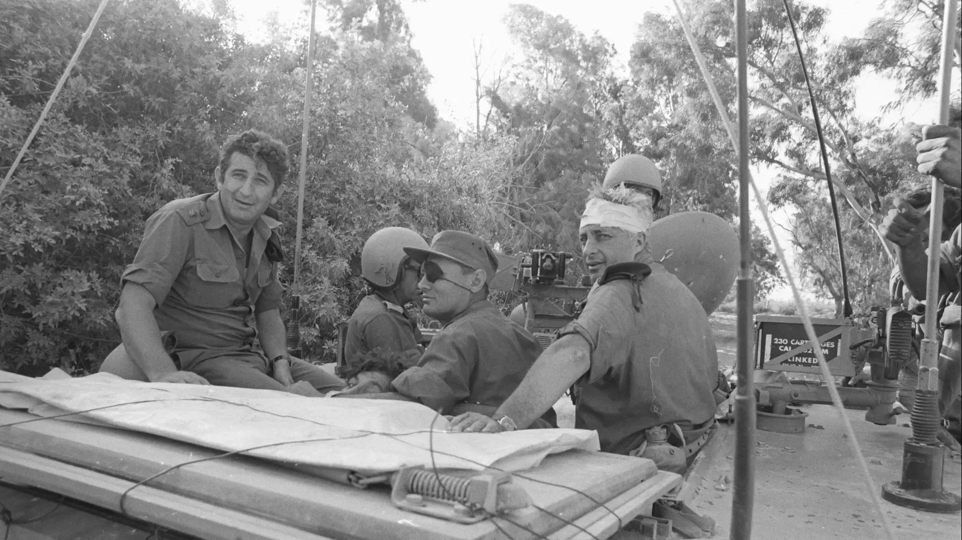 אריאל שרון, משה דיין והמזכיר הצבאי אריה בר-און בצד המערבי של התעלה אריאל שרון, משה דיין והמזכיר הצבאי אריה בר-און בצד המערבי של התעלה